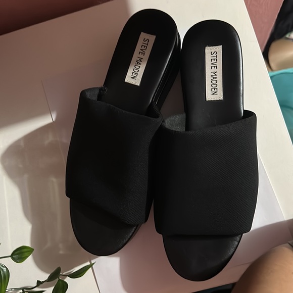 Steve Madden Black Platforms - Picture 3 of 4